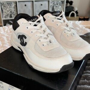 CHANEL Sneaker